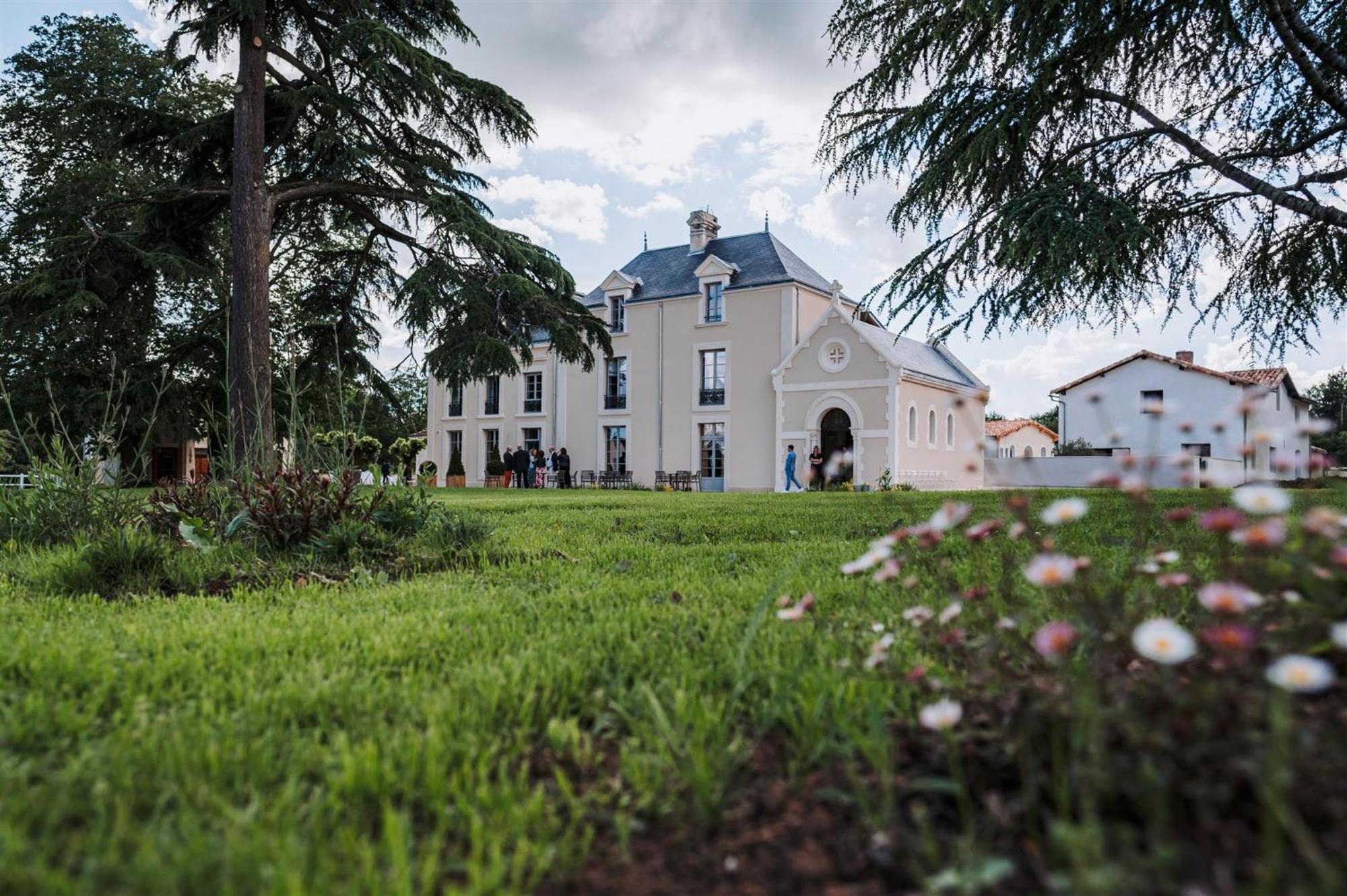 Hotel Domaine De L'Ecorcerie Fontaine-le-Comte Exterior foto